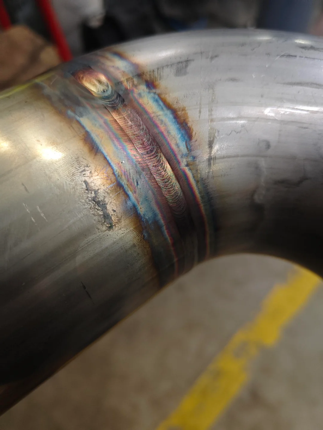 Stainless steel pipe butt weld with heat colouring
