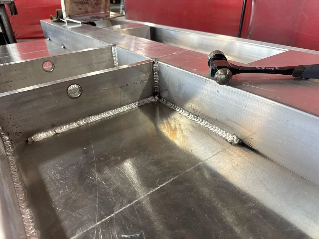 Welded aluminium tray with internal fillet welds