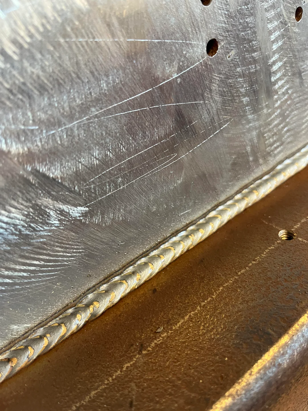 Weld bead between a ground plate and steel base